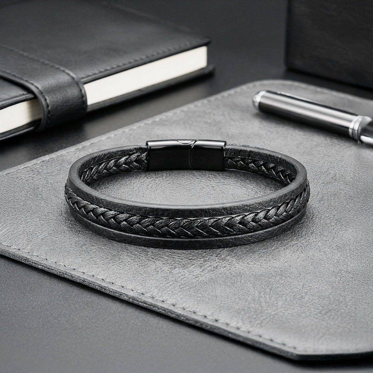 Niki Leather Siyah Deri Erkek Bileklik – Titanyum Çelik Manyetik Kilitli 38933B14D3