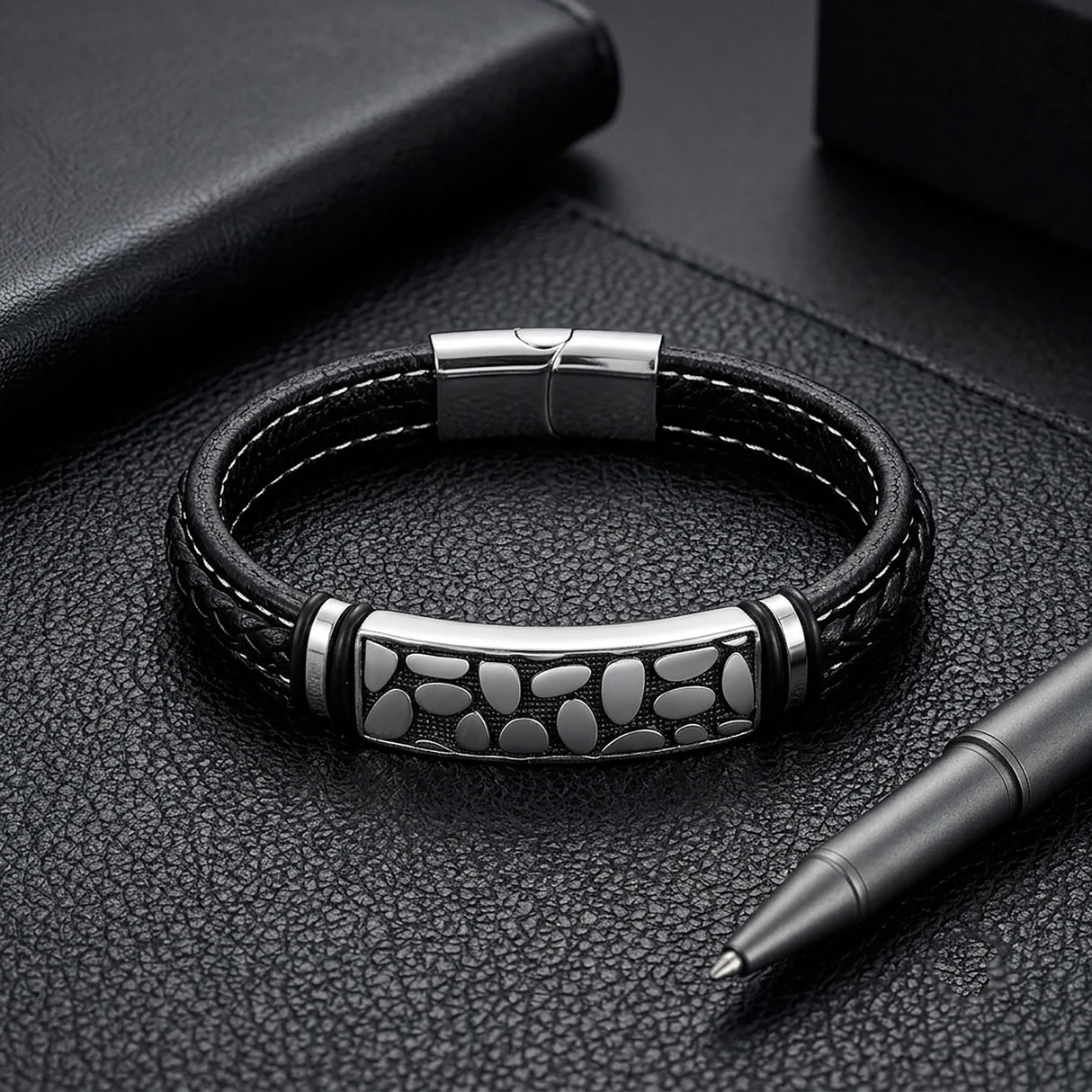 Niki Leather River Stone Motifli Çelik Kilitli Siyah Deri Erkek Bileklik. 40131B8D4
